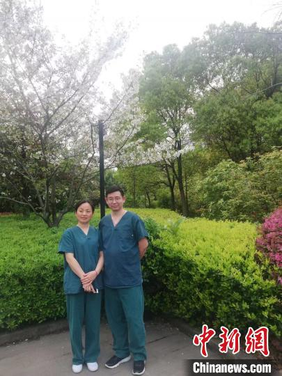 陈亚涛与妻子（隔离病房结束时）的合影。　受访者供图 摄
