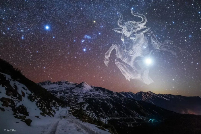 在他乡，戴建峰拍下星空，他以夜空中的“金牛座”，祝福家人和朋友们春节快乐。戴建峰 摄