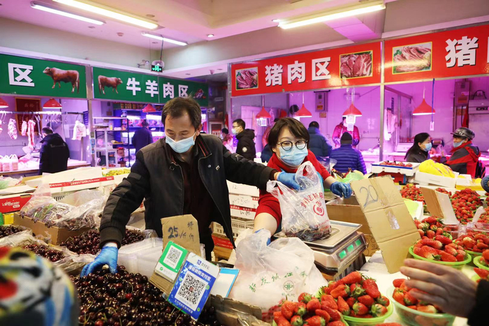 温长山与妻子正在档口忙碌。新京报记者 王嘉宁 摄