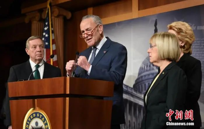 资料图：2020年1月21日，美国国会参议院正式审理针对时任总统特朗普的弹劾案。民主党人舒默抨击由共和党主导制定的弹劾案审理流程不公。中新社记者 陈孟统 摄