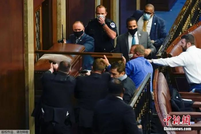 资料图：2021年1月6日，美国国会参众两院召开联席会议期间，特朗普支持者闯入国会大厦引发骚乱。