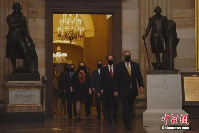 资料图：2021年2月9日，美国国会参议院开启对前总统特朗普的二次弹劾案审判。图为众议院民主党弹劾经理走向参议院。中新社记者 陈孟统 摄