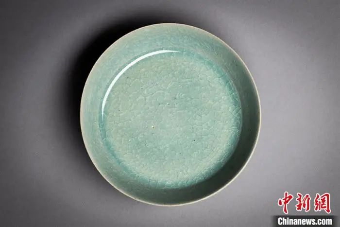 ▲记者2月13日从德国德累斯顿国家艺术收藏馆获悉，该馆日前在其瓷器馆藏中发现一件极为珍稀的北宋汝窑瓷碗。（中新社发 德累斯顿国家艺术收藏馆供图）