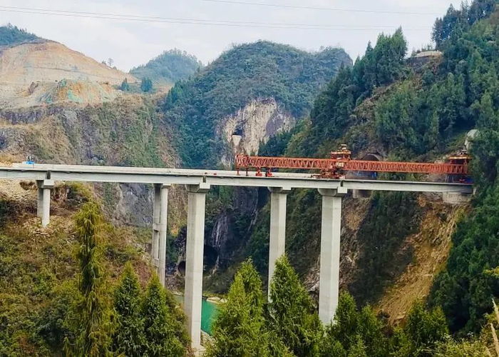 城开高速温汤井大桥双幅T梁架设完成  重庆高速集团供图