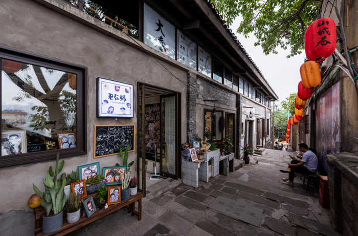 改造前（上）与改造后（下）街景对比 渝中区历史文化街区管委会供图