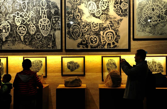 宁夏回族自治区博物馆陈列的贺兰山岩画 彭昭之 摄