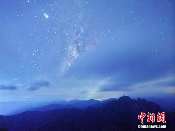 资料图：星空下的黄山奇峰怪石。 梅建 摄