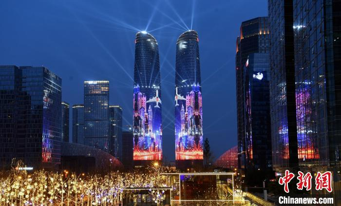 成都金融城双子塔外墙出现的城市和飞机画面。　刘忠俊 摄