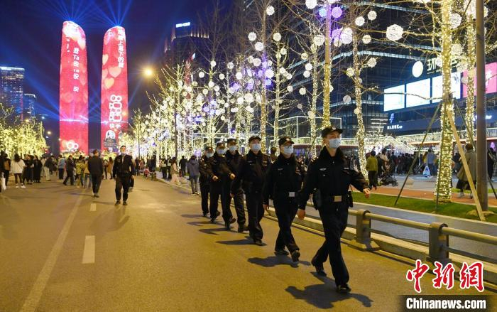 成都金融城双子塔灯光秀现场正在巡逻的执勤民警。　刘忠俊 摄