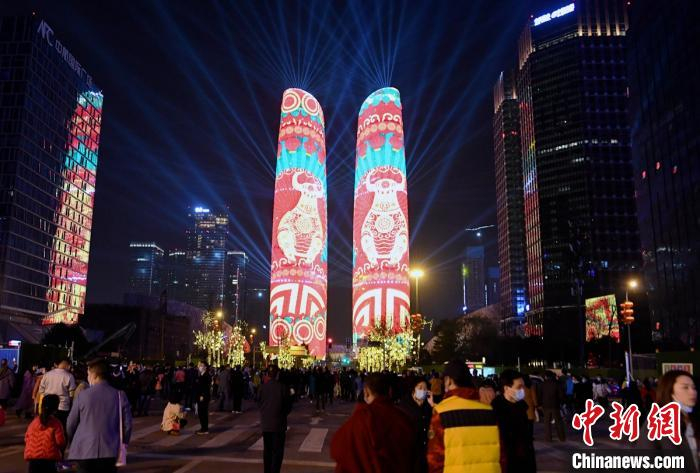 成都金融城双子塔灯光秀吸引了不少民众围观和欣赏。　刘忠俊 摄