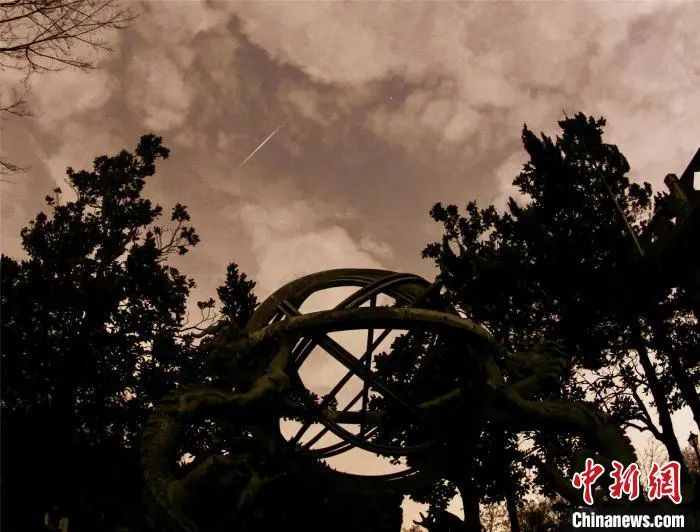 资料图：双子座流星雨。陈向阳 摄