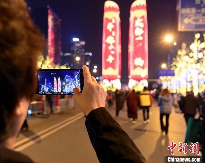 成都市民用手机记录下双子塔的最美灯光秀。　刘忠俊 摄