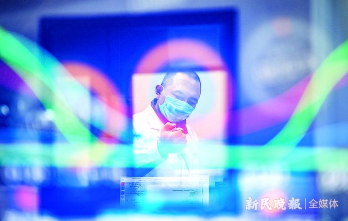 图说：科研工作者在纳米的微观世界创造新的科学突破 新民晚报记者孙中钦/摄