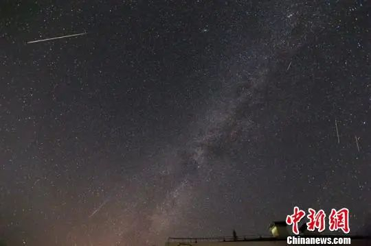 资料图：英仙座流星雨。 徐智坚 摄