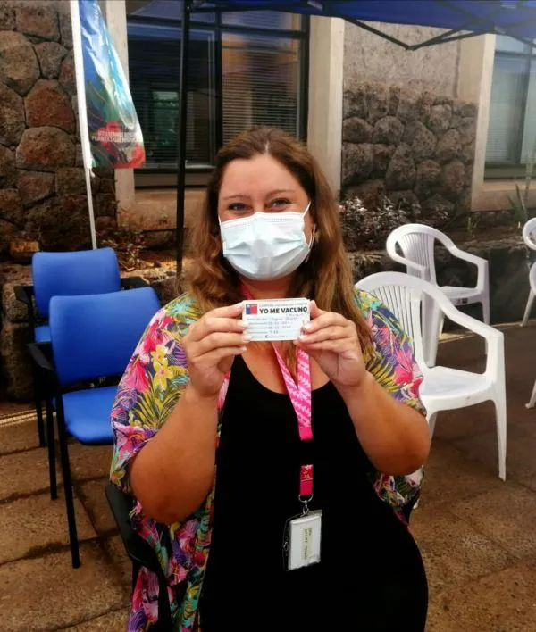 ▲复活节岛健康基金会主席、医生奥瓦埃·特巴诺作为首批接种者之一，在2月8日接种第一针中国科兴公司研发的新冠疫苗后展示自己的接种卡片。