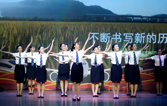 △李媛表演她的原创舞蹈——《中国高铁》。