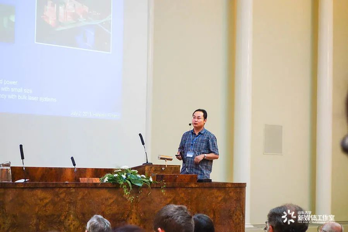 图为陈峰在绝缘体辐照效应国际会议上作报告。方向上抉择，点面间取舍，陈峰用自己的方式，从土坡到丘陵，到高原，再到山峰。