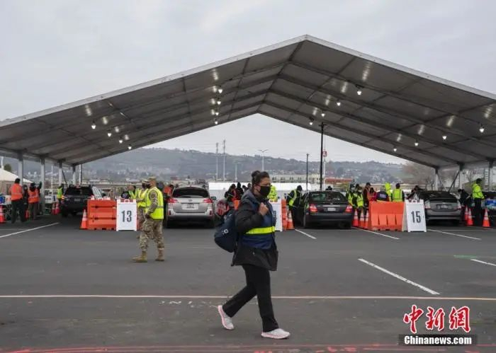 当地时间2月16日，设立在美国加州奥克兰体育场的大规模疫苗接种站向符合资格的民众开放。这处接种站每天将提供6000剂疫苗。中新社记者 刘关关 摄