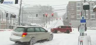 美国暴风雪天气中的道路（视频截图）