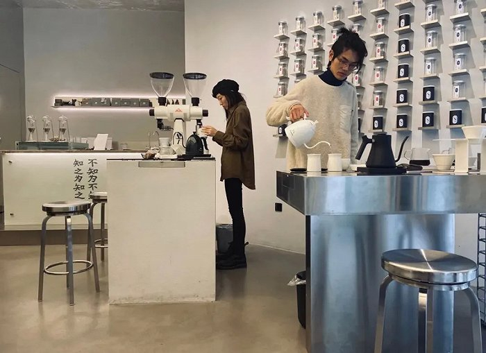 “相对而言，需要咖啡”的手冲吧台，图片来自大众点评