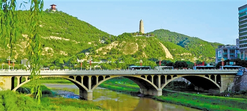 　　山青水碧的宝塔山延河水。经济日报-中国经济网记者 张 毅摄