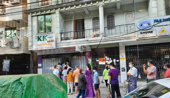 缅甸各地排队抢购物资、兑换现金的民众