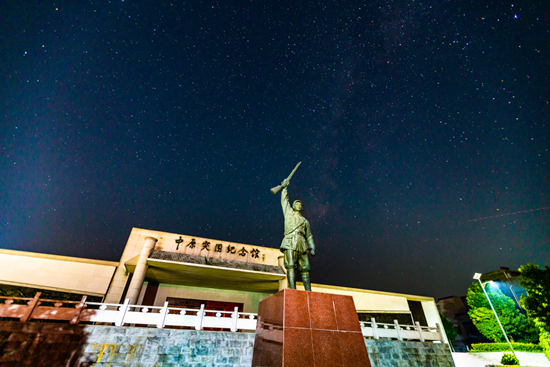     湖北省孝感市大悟县宣化店的中原突围纪念馆前，青年战士塑像在夜幕下挺立。喻玲园/摄