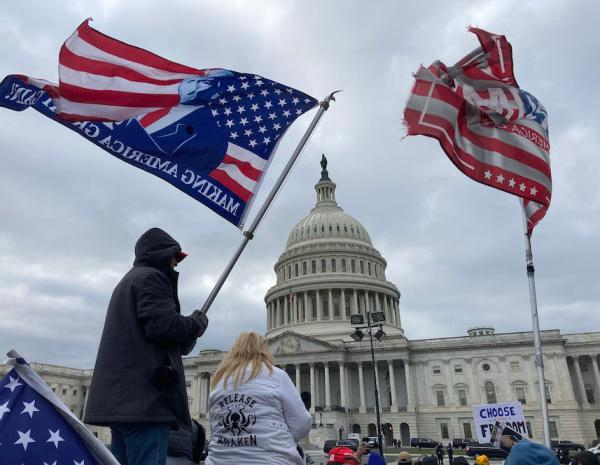 　　2021年1月6日，美国华盛顿特区，美国国会参众两院当天下午召开联席会议，对2020年美国总统选举各州选举人团计票结果进行统计认证。会议开始后不久，部分聚集在国会大厦附近的支持特朗普的示威者冲进国会大厦。议员随即被疏散，国会休会。随后，警方对国会大厦内部实施清场，联席会议于20时恢复。