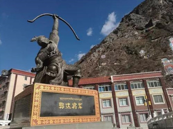 康定城的郭达将军塑像