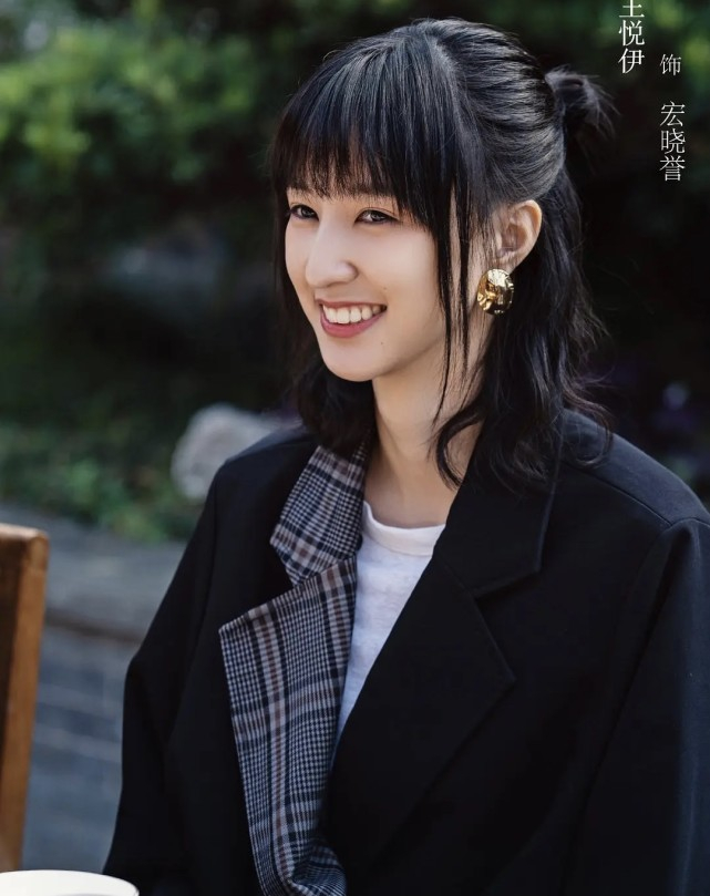 八哥哥王悦伊出道,曾因美貌收获百万粉丝,颜值将同剧组沈月秒杀|王丽坤_新浪新闻
