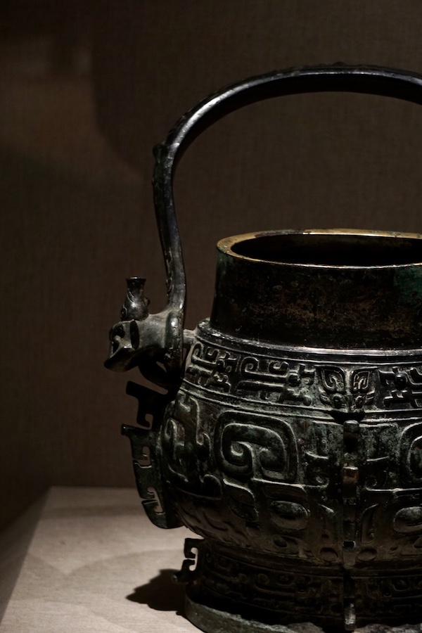 颜色偏黑的青铜器