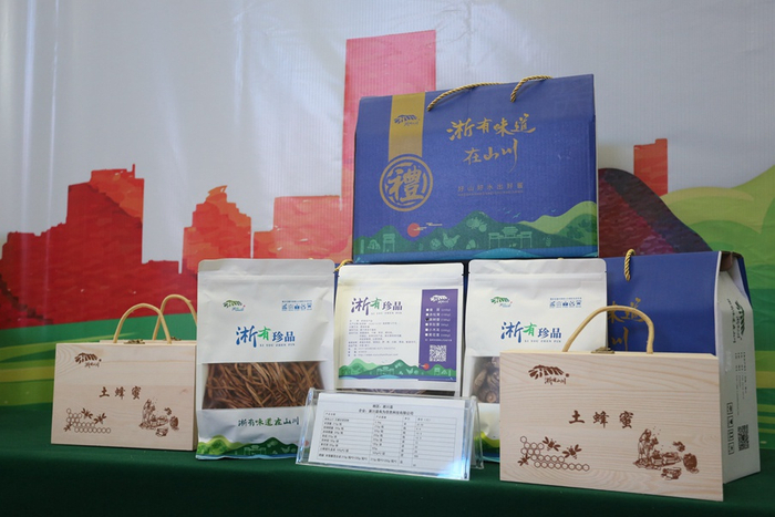 现场琳琅满目的扶贫商品