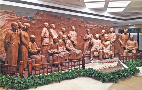 中国民主党派历史陈列馆内的主题雕塑《1945·毛泽东在重庆》。经济日报-中国经济网记者 吴陆牧摄