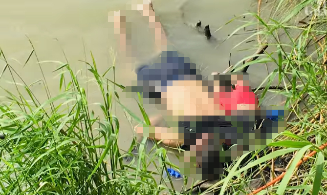 移民大军穿越美墨边境河流（上），2019年6月一对父女途中溺水身亡（下）&nbsp; 《卫报》视频截图