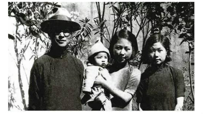 年轻时的沈从文（左一）。