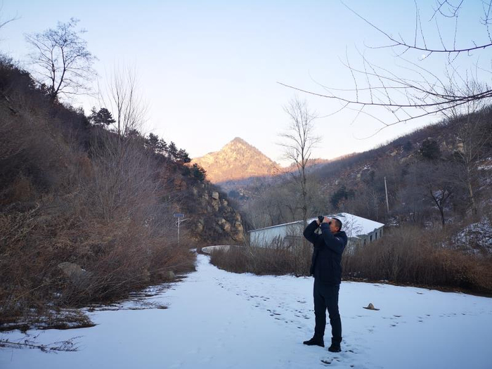 高晓奇在怀柔区琉璃庙镇观鸟。受访者供图