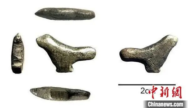 “许昌人”遗址出土距今1.35万年微型鸟雕像。供图
