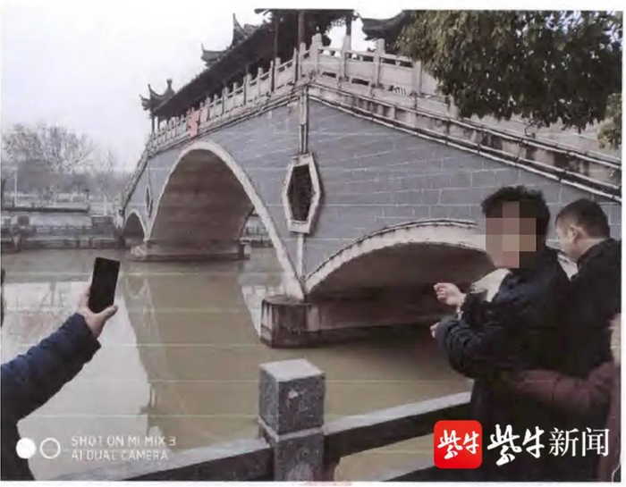 嫌疑人指认将女友拖曳至深水区致其溺水死亡的作案水域。（检察院供图）