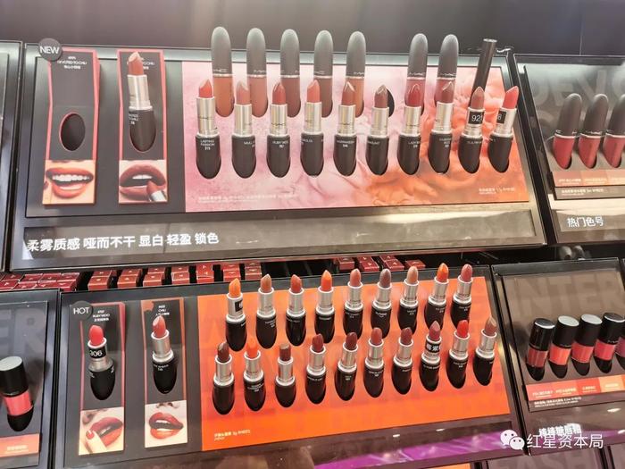 商场内某门店展出的口红