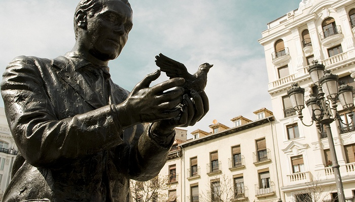 西班牙诗人费德里科·加西亚·洛尔迦（Federico García Lorca，1898-1936）的雕像，马德里圣安娜广场。图片来源：图虫