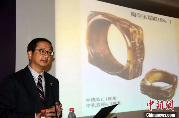 邓聪教授介绍陶寺遗址出土玉琮。中新社记者 孙自法 摄