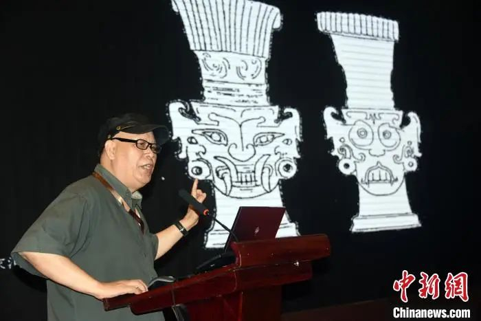 王仁湘研究员科普介绍史前獠牙神面艺术。中新社记者 孙自法 摄
