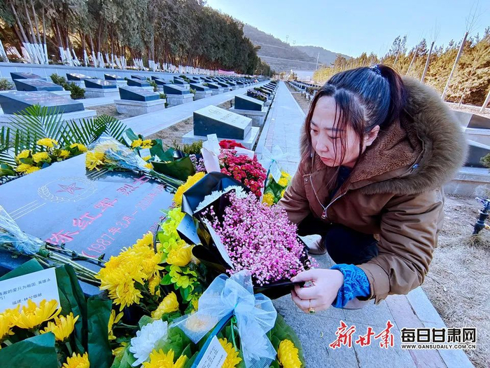 △兰州市民戴军向陈红军烈士敬献花篮