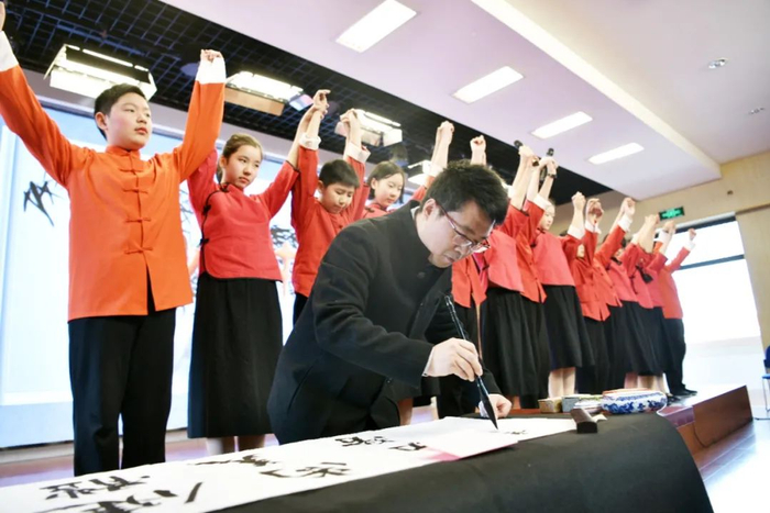 青年书法家徐宏斌徐宏斌开讲开学第一课。孙中钦 实习生 王磊 摄