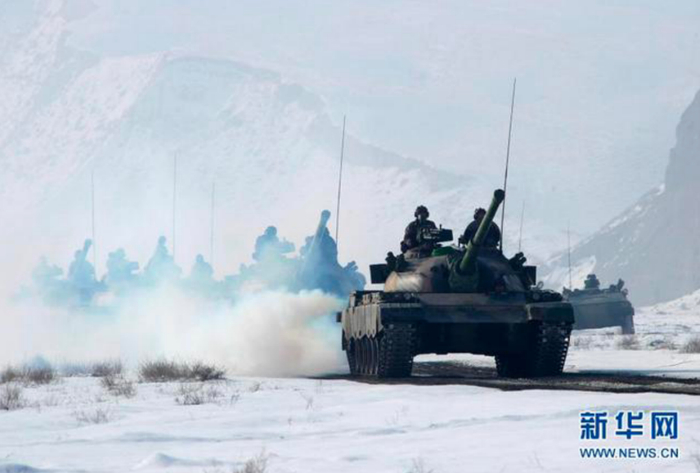 新疆军区某团在严寒条件下，组织装甲分队展开机动协同训练。图|新华社