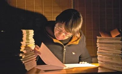 图为深夜工作的张桂梅。华坪县委宣传部供图