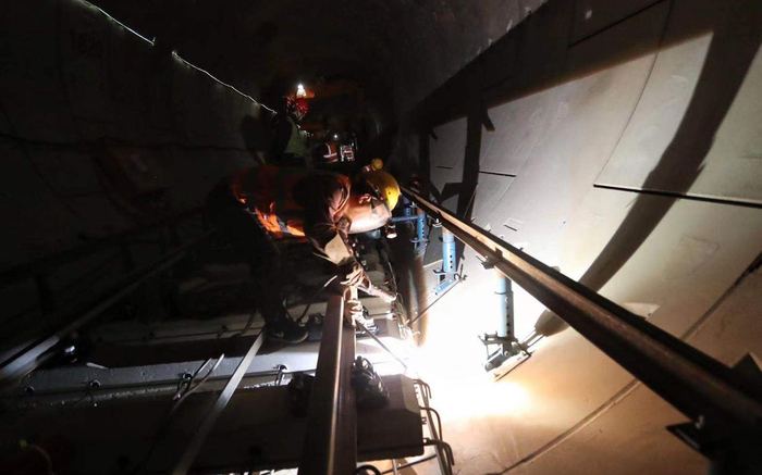 地铁17号线北神树站，工人正在进行焊接作业。摄影/新京报记者&nbsp;王贵彬