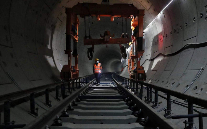 地铁17号线北神树站，工人正在操控吊装钢轨的车辆。摄影/新京报记者&nbsp;王贵彬