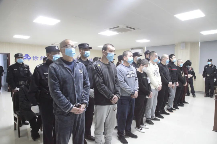 周某黑社会性质组织案在徐州市中级法院驻看守所法庭一审宣判。李梦尧 摄