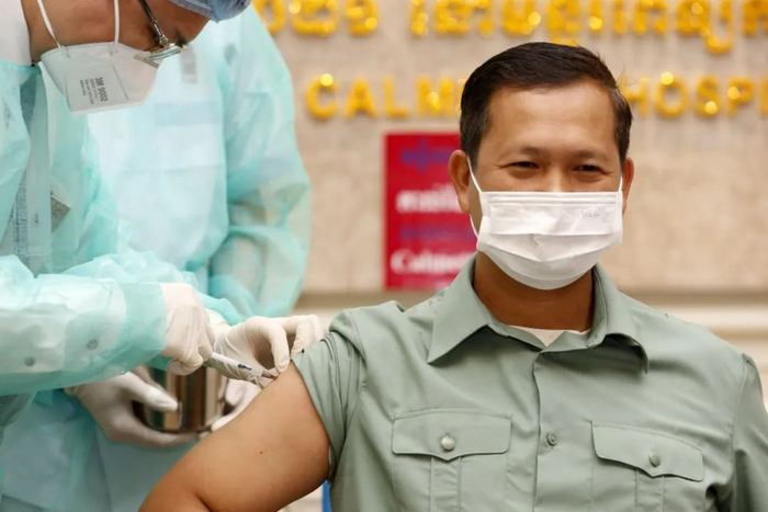 ▲2月10日，柬埔寨王家军副总司令兼陆军司令洪马内在金边接种中国新冠疫苗。柬埔寨10日在首都金边多家医院正式启动中国国药集团新冠灭活疫苗接种工作。新华社发（索万纳拉摄）